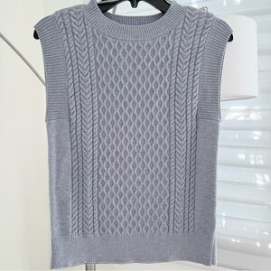 NWT ❤️ Cyrus Sleeveless Sweater ❤️